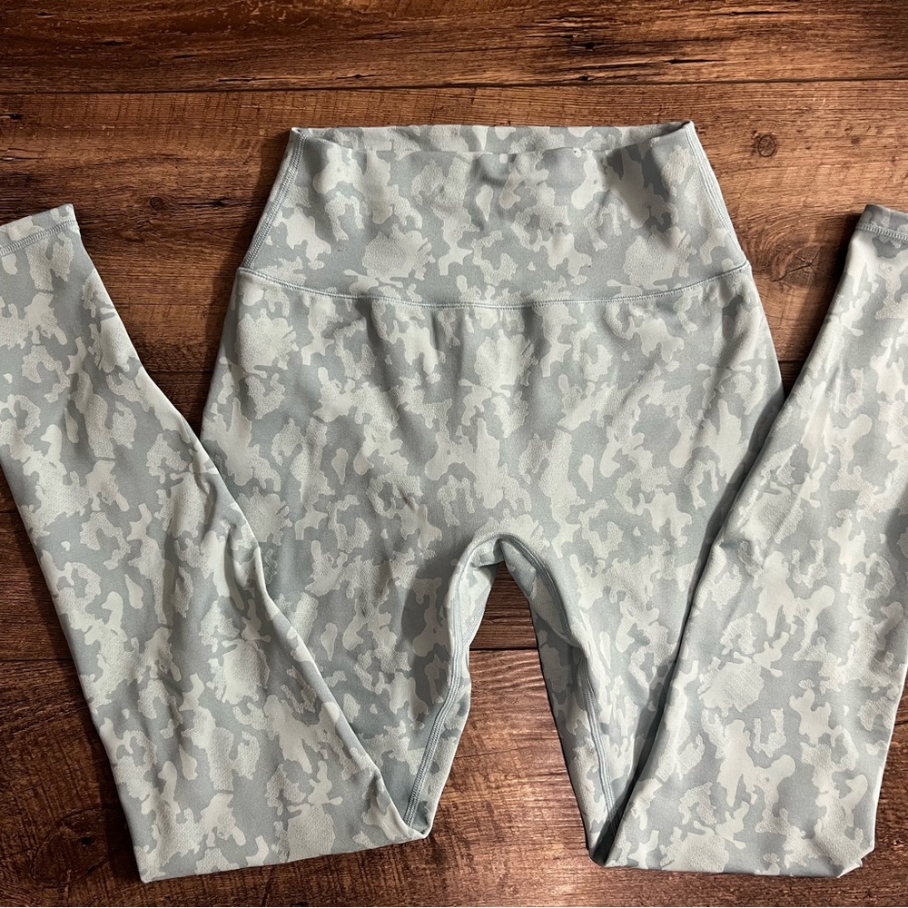 Buffbunny Expedition Leggings in the color Rapids. EUC size small